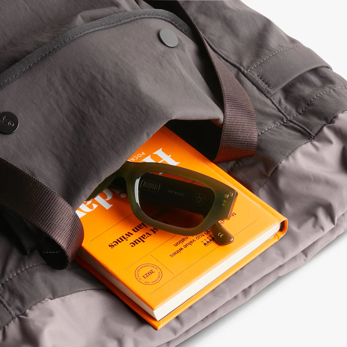 Bellroy Cinch Tote Charcoal - Image 4