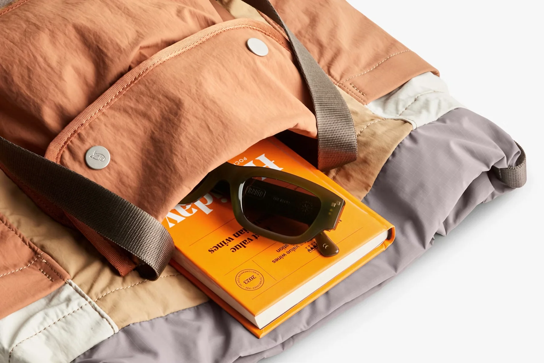 Bellroy Cinch Tote Sand Dune - Image 3