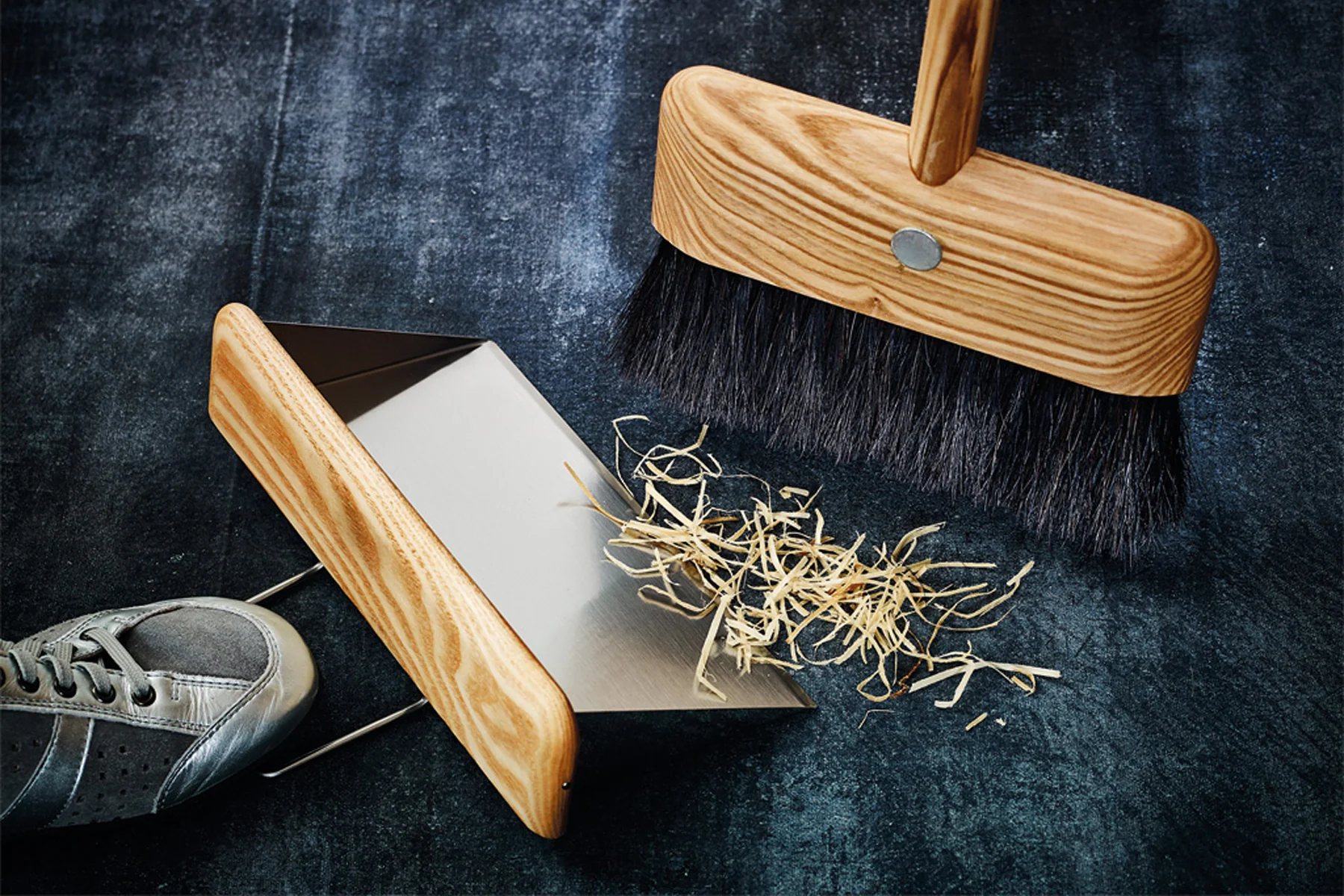 Redecker Float Broom with Wall Mount - Image 3